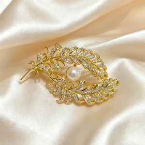 Luxurious Feather Brooch with Akoya Pearl-Freedom & Comfort