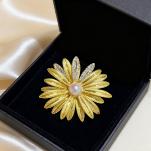 Golden Daisy Brooch with Akoya Pearl – Fresh & Luxurious Nature