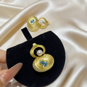 Matte Gourd Brooch with Akoya Pearl – Chinese Aesthetic Luck-Inspired Accessory